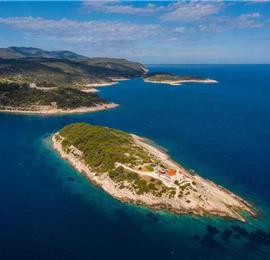2 Bedroom Villa on its own Island near lively Vis Town, sleeps 3-5